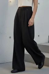 Pantalón negro de vestir, de corte wide leg y tiro medio.