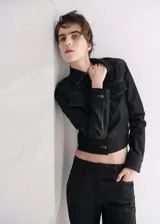 Jeans de denim negro de tiro bajo y corte recto, con presillas para cinto y bolsillos funcionales.