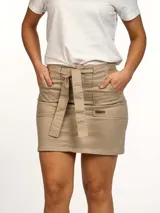 Minifalda color beige con cintura alta y cinturón con hebilla.