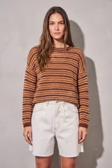 Sweater de punto con diseño de rayas horizontales en tonos ocre, marrón y crudo. Presenta cuello redondo, mangas largas y puños acanalados.