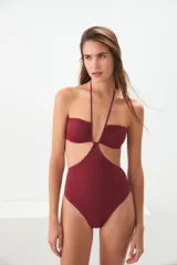 Malla enteriza color marrón con diseño cut-out en la cintura, escote halter y frunces en el busto.