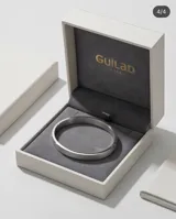 Esclava rígida de acero inoxidable con diseño minimalista de superficie lisa y acabado pulido.