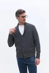 Cárdigan de tejido de punto color azul, con cuello tipo shawl y cierre frontal de botones. Presenta un diseño de textura acanalada y calce regular.