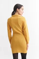 Vestido corto negro de tejido de punto acanalado, con mangas largas y medio cierre frontal.