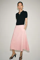 Falda midi tiro medio de la ZW Collection, color rosado, con diseño evasé, bolsillos laterales y cierre trasero con cremallera.