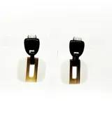 Par de aros colgantes con clip, con forma cuadrada, hechos de asta blanca y marrón con detalles en negro.