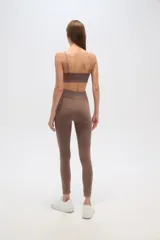 Calza negra de calce alto y al cuerpo.