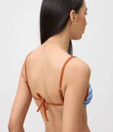 Top de bikini triangular Bossa Nossa confeccionado en microfibra con diseño a rayas horizontales en celeste y blanco, con ribetes en tono tostado y tirantes finos.