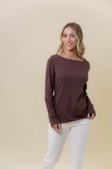 Remera de manga larga color chocolate, confeccionada en tela suave con elastano. Presenta un diseño de cuello bote y silueta entallada.