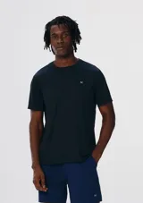 Camiseta deportiva de manga corta y cuello redondo en color negro, con pequeño logo impreso en el pecho.