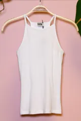 Top blanco de breteles finos y corte halter, confeccionado en tejido de punto acanalado.