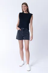 Short de jean de tiro alto en color negro, con bolsillos laterales y traseros, cierre de botón y cremallera.