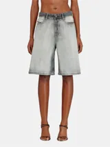 Short de jean Diesel estilo bermuda, color gris con efecto acid wash y acabado desgastado vintage, de tiro medio y corte recto.