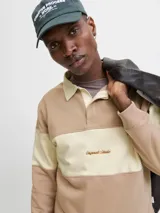 Buzo de manga larga con cuello tipo polo y fit relajado, en bloques de color beige, amarillo claro y marrón. Confeccionado en tejido de punto sin frisa, con interior de bucles, puños acanalados y bordado "Originals Studio" en el pecho.