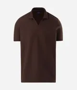 Remera polo de manga corta color marrón, confeccionada en tejido con textura mini grid. Presenta cuello polo sin botones con escote en V y terminaciones acanaladas en mangas y cuello.