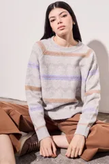Sweater gris melange de punto con cuello redondo y mangas largas. Presenta rayas horizontales en tonos marrón y lila.