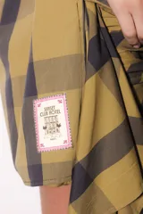 Camisa oversize a rayas celestes y blancas, con cuello camisero, manga larga y hilera de botones dorados metálicos.
