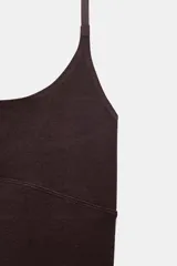 Top corto de cuello halter con diseño seamless, espalda descubierta y bajo recto.