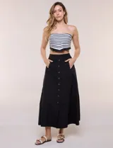 Pañuelo triangular de satén estampado a rayas en blanco y negro.