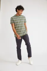 Pantalón de gabardina para hombre, de corte regular, con cierre y botón, cinco bolsillos y pasacinto.