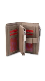 Billetera mediana de diseño compacto en color rosado, con cierre mediante presilla y compartimento adicional con cierre metálico. Presenta el logo de la marca grabado en el frente.