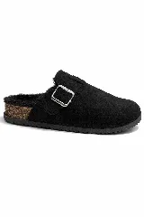 Zuecos de gamuza negra con interior forrado en corderito sintético. Presentan una tira ajustable con hebilla metálica plateada y una base de corcho con suela de goma dentada.