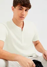 Camiseta azul con cuello henley y tapeta de tres botones.