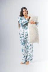 Pijama de algodón estampado, compuesto por una camisa de manga larga con botones y cuello solapa, y un pantalón recto con elástico en la cintura.