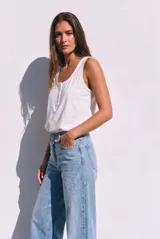 Musculosa marrón de algodón peinado con escote redondo y cartera frontal con cuatro botones.
