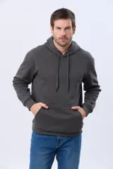 Canguro con capucha de color gris oscuro, confeccionado en tejido de felpa con interior de micropolar. Presenta cordones ajustables en la capucha y un pequeño logo bordado en el pecho.
