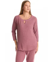 Buzo rosa de tejido suave, con cuello redondo y ribete, escote en V, mangas largas tipo raglán y corte holgado.