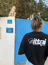 Remera celeste con estampado blanco en la espalda que dice "Ibiza Island", "Ittai", "Designed in Ibiza" y "SS26 Ibiza Ags".