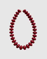 Collar de cuentas redondas y aplanadas con efecto marmolado en tonos grisáceos, con cierre metálico dorado.