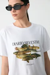 Remera blanca de manga corta con estampa frontal de ilustraciones de peces y el texto Diario Silvestre.