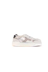Championes deportivos en tonos gris y negro con detalles metálicos, de diseño elegante y superficie lisa. Cuenta con forro textil y plantilla de cuero, suela chunky de goma y cierre de cordones.