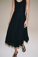 Falda midi de tiro medio de la colección ZARA Woman, confeccionada en mezcla de lyocell con acabado fluido y bajo en línea evasé. Cuenta con forro interior a tono y cierre lateral con cremallera oculta.