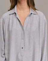 Camisa gris de corte amplio con cuello clásico y frunces.