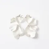 Aros tipo caravanas con diseño de pétalos de flor en color plateado, con textura estriada y acabado brillante.