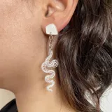 Par de aros colgantes plateados con forma de serpiente.