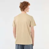 Camiseta de algodón color beige, de manga corta y cuello redondo, con diseño gráfico estampado en el pecho que incluye texto y olas estilizadas.