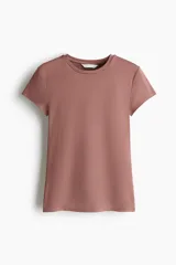 Remera de microfibra con corte entallado, cuello redondo con ribete fino y mangas cortas.