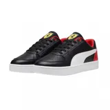 Championes Puma modelo Caven 2.0 edición Ferrari, de diseño urbano con exterior en cuero sintético negro, franja lateral blanca y detalles en rojo en el talón y el interior. Presenta el logo de Ferrari en la lengüeta y suela de goma blanca.