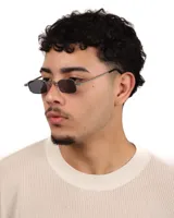 Lentes de sol con marco rectangular plateado y lentes oscuros.