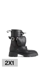 Borcego negro de cuero con base de goma track y detalle de bolsillo con cierre en el lateral.