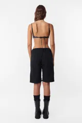 Short tipo bermuda recta de largo jort, color gris, tiro medio. Tiene cordón con punteras y tancas metálicas, cierre y botón. Incluye pasacintos, bolsillos laterales delanteros y dos bolsillos traseros. Detalle de llavero TW.