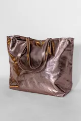 Cartera tipo tote bag de color negro con acabado brillante y efecto arrugado, cuenta con doble asa de hombro.