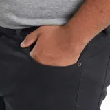 Pantalón slim fit negro, con cierre de botón y cremallera, bolsillos laterales y traseros.