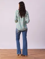 Blusa de gasa estampada con flores, marca Zac & Rachel. Tiene cuello a la base, escote en V y abertura con botones. Las mangas largas son de largo regulable.