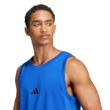 Musculosa azul de hombre Adidas Essentials Tank con logo negro estampado en el pecho.