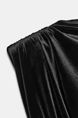 Vestido corto de cuello barco y mangas cortas con hombreras, confeccionado en tejido satinado negro. Presenta un diseño con frunces laterales y en la parte superior, aportando un efecto drapeado.